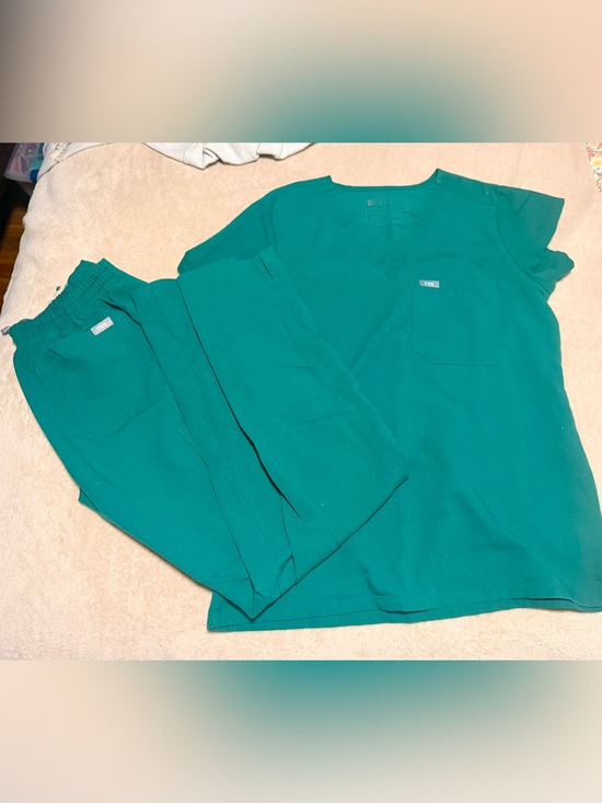 Figs Tops - FIGS Hunter Green Women’s XS Scrub Set